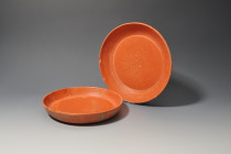 ARQUEOLOGÍA. ROMA. Lote de 2 platos (ss. I-IV d.C.). Terra sigillata. Diámetro de 21 a 23 cm. Fragmentados y restaurados.