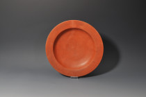 ARQUEOLOGÍA. ROMA. Plato (s. IV d.C.). Terra sigillata. Diámetro 29 cm. Fragmentado y restaurado. Ex colección Alison Barker (Londres; 1960-90).