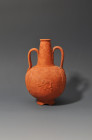 ARQUEOLOGÍA. ROMA. Botella con decoración en relieve (ss. III-IV d.C.). Terra sigillata. Altura 18 cm. Una de las asas está pegada y no corresponde a ...