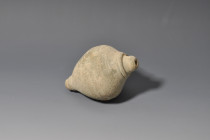 ARQUEOLOGÍA. BIZANCIO. Granada incendiaria (ss. VIII-XIII). Terracota. Longitud 13 cm.