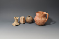 ARQUEOLOGÍA. AL-ÁNDALUS Y ROMA. Lote de 4 piezas: un jarrito y boca de redoma califales, una pesa de telar romana y un cuenco de cultura indeterminada...