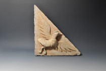 ARQUEOLOGÍA. CHINA. Dinastía Song. Ladrillo triangular con decoración de ave en vuelo (960-1279). Terracota policromada. Altura 37 cm.