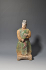 ARQUEOLOGÍA. CHINA. Dinastía Ming. Figura de cortejo con cabeza desmontable (1368-1644). Terracota vidriada. Altura 31 cm.