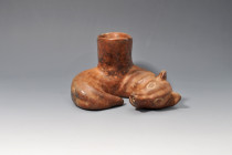 ARQUEOLOGÍA. PREHISPÁNICO. Cultura Colima. Vasija en forma de perro recostado (200 a.C.-500 d.C.). Cerámica. Altura 12 cm. Longitud 20 cm.