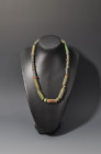 ARQUEOLOGÍA. PREHISPÁNICO. Cultura Tairona. Collar de cuentas tubulares (1000-1500). Piedra. Longitud 31 cm.