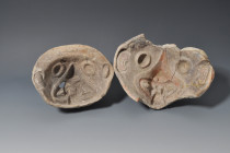 ARQUEOLOGÍA. PREHISPÁNICO. Cultura La Tolita. Lote de 2 moldes faciales con rasgos felinos (200 a.C.-700 d.C.). Cerámica. Longitud de 16,5 a 21 cm. Fr...