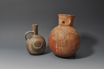 ARQUEOLOGÍA. PREHISPÁNICO. Culturas Moche y Chimú. Lote de 2 vasijas (ss. II-XV). Cerámica. Altura de 16 a 21,5 cm. Una de ellas presenta una grieta....
