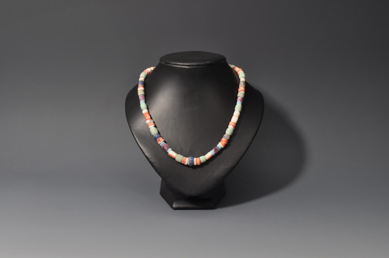 ARQUEOLOGÍA. PREHISPÁNICO. Cultura Chimú. Collar de cuentas (1000-1470). Sodalit...
