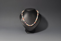 ARQUEOLOGÍA. PREHISPÁNICO. Cultura Chimú. Collar de cuentas (1000-1470). Sodalita, espondilo y cuarzo. Longitud 46,5 cm.