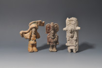 ARQUEOLOGÍA. PREHISPÁNICO. Región andina. Lote de 3 figuras con tocado. Cerámica. Altura de 12,5 a 14,5 cm. Ex colección Barón Howard Strouth.