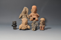 ARQUEOLOGÍA. PREHISPÁNICO. Región andina. Lote de 6 figuras y fragmentos de figuras. Cerámica. Altura de 6 a 12,5 cm. Ex colección Barón Howard Strout...