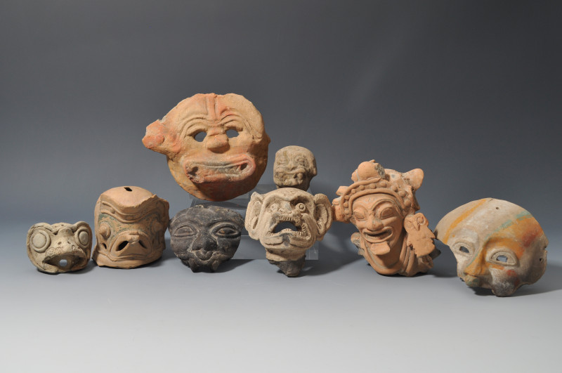 ARQUEOLOGÍA. PREHISPÁNICO. Región andina. Lote de 8 fragmentos de figuras y másc...