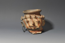 ARQUEOLOGÍA. PREHISPÁNICO. Región andina. Fragmento de vasija en forma de rostro. Cerámica y bronce. Altura 14 cm. Ex colección Barón Howard Strouth....