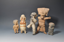 ARQUEOLOGÍA. PREHISPÁNICO. Lote de 5 figuras, entre ellas un sonriente de Veracruz. Cerámica. Diferentes épocas y culturas. Altura de 4 a 29 cm. Fragm...