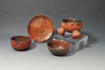 ARQUEOLOGÍA. PREHISPÁNICO. Lote de 4 piezas: tres cuencos y un plato. Diferentes épocas y culturas. Cerámica. Diámetro de 11 a 16,5 cm.