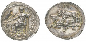 Mazaeus 361-334 avant J.-C.
Statère, AG 10.96 g. 
Avers : Ba’altars assis à gauche, tenant l’aigle, l’épi, le raisin et le sceptre. TR et B’LTRZ en ...