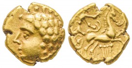 Arvernes Statère d’or à la lyre, 120-60 J.-C., AU 7.38 g.
Avers : Tête masculine, jeune, imberbe à gauche. 
Revers : Cheval bondissant à droite, att...