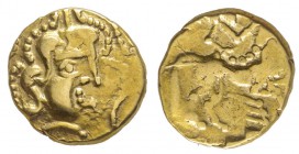 Venetes, Quart de statère d’or, IIe siècle avant J.-C., AU 1.82 g.
Avers : Tête à droite, les cheveux en grosses mèches ; de la tête partent quatre c...