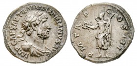 Hadrianus 117-138
Quinarius, Rome, 121, AG 1.45 g.
Avers : IMP CAES TRAIAN HADRIANVS AVG Buste lauré et drapé à droite. /Revers : P M TR-P-C-OS III ...