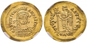 Athalaric 526-534 au nom et au type de Justinien 1er 
Solidus, Rome, AU 4.44 g.
Avers : D N IVSTINI ANVS P F AVG Buste de l’empereur, casqué de face...