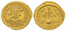 Mérovingiens, Au nom de Maurice Tiberius 582-602 
Solidus, Marseille, AU 3.89 g. 
Avers : DN mAVRITII PP AVC Buste diadèmé et cuirassé de face tenan...