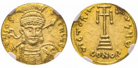 Constantinus IV 668-685
Solidus, Syracuse, 681-685, AU 4.17 g.
Avers : P CONSTANYS PP A Buste casqué, diadèmé et cuirassé de trois quarts, tenant un...