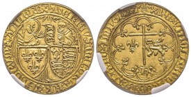 Henri VI, 1422-1453
Salut d’or, 2ème émission (6 septembre 1423) Saint-Lô (Fleur de lys), AU 3.44 g.
Avers : HERICVS DEI GRA FRACORV Z AGLIE REX, L’...
