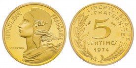 Cinquième République 1959 à nos jours
Piéfort en or de 5 centimes Marianne, 1974, AU 8.7 g. 920‰ Ref : GEM22.P3 Conservation : PCGS SP68 Quantité: 96...