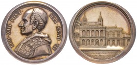 Leone XIII 1878-1903
Medaglia in argento, 1884, AN VII, AG 36 g., 44 mm, Opus Bianchi
Avers : LEO XIII PONT MAX ANNO VII 
Revers : PORTICV PRODVCTA...