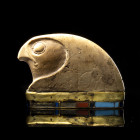 ÉLÉMENT D'ATTACHE DE COLLIER OUSEKH
En ivoire et alliage cuivreux doré sertie de jaspe rouge, turquoise et verre. Le majestueux faucon, symbole du di...