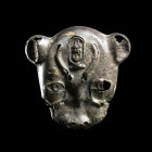 ORNEMENT ROYAL À TÊTE DE PANTHÈRE
En argent, constitué de deux plaques d'argent soudées entre elles. Les détails anatomiques du visage du félin sont ...