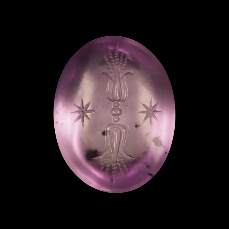 LARGE INTAILLE 
Sur améthyste, figurant un foudre formé par des fleurs de lotus...