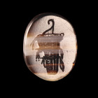 LARGE INTAILLE
Sur agate rubanée figurant un carquois avec un arc.
14x18x5 mm.
Art hellénistique, IVe-IIIe siècle av. J.-C.
Comparanda: Kingdom of...