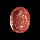 LARGE INTAILLE
Sur agate cornaline figurant le portrait d'un souverain hellénistique oriental, coiffé du bonnet phrygien lauré, de profil v. la droit...