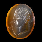 INTAILLE
Sur agate figurant une tête de Mercure avec caducée. 
12,5 x 15 x 3 mm.
XIXe siècle.

A 19th century agate intaglio with head of Mercury...