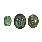 LOT DE 3 INTAILLES
Sur calcédoine vert, figurant un emblème composé d'une chèvre marine, au-dessous une cornucopia, un caducée et un dauphin ; Hephai...