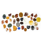 LOT DE 35 INTAILLES & FRAGMENTS D'INTAILLES
En pâte de verre, verre, cornaline, nicolo, jaspe et agate : Sujets divers.
Dim min. 6 x 7 x 2 mm ; max....