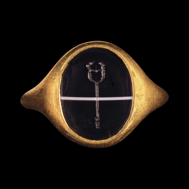 BAGUE
En or 22 cts sertie d'une intaille romaine sur agate rubanée noire et bla...