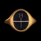 BAGUE
En or 22 cts sertie d'une intaille romaine sur agate rubanée noire et blanche représentant un caducée. Signes d'usures.
Intaille 10 x 13 mm ; ...