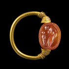 BAGUE PIVOTANTE

En or sertie d'un scarabée sur cornaline, le plat gravé d'une scène figurant la création de l'homme par Prométhée. Corniche hachuré...