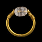 BAGUE PIVOTANTE
En or sertie d'un scarabée agate rubanée, le plat gravé d'une scène de chasse; un chien chassant une antilope, v. la droite. Présence...