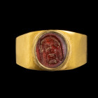 BAGUE
En or moderne 18 cts sertie d'une intaille romaine sur cornaline figurant un
masque de théâtre frontal. 
Intaille 10 x 12 mm ; 13,24 g ;TDD 6...