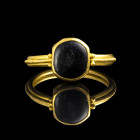 BAGUE
En or, l'anneau à section arrondie et serti en partie médiane d'un fil d'or strié rejoignant la base du chaton et encadré de chaque côté par de...