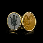 BAGUE 
En or 18K sertie de deux intailles romaines en jaspes vert et jaune ; lion de profil v. la droite, sous sa patte un oeil, sous son ventre une ...