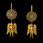 IMPORTANTE BOUCLES D'OREILLE
En or et émail bleu et vert. Chacune composée d'un long crochet courbé où est soudé une rosette à trois rangs émaillée e...