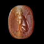 SCARABÉE
Sur cornaline, le plat gravé d'une sphinge de profil v. la gauche. Ligne de base. Bordure hachurée. 
12 x 15 x 9 mm.
D'après les productio...
