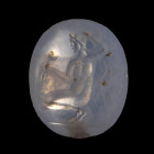 INTAILLE
Sur calcédoine figurant Vénus au bain.
12 x 14 x 5 mm.
Art romain (?).

A Roman (?) chalcedony intaglio depicting Venus making her toile...