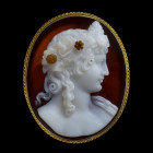 BROCHE 
En or 18cts sertie d'un large camée néoclassique sur agate à trois strates. Buste d'Antinoüs v. la droite. Le jeune homme est caractérisé d'u...