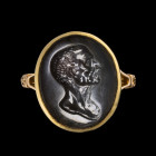BAGUE GEORGIENNE
En or sertie d'une intaille sur agate, représentant le portrait d'un homme viril d'âge avancé de la période tardo-républicaine romai...