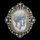 BROCHE
En argent sertie de diamants de taille ancienne et de verre bleu, au centre un large camée sur calcédoine figurant la tête de Perséphone, de p...